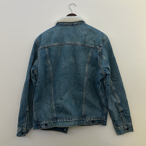 Levi’s Jean Jacket With Fur Lining - Picture 2 of 8